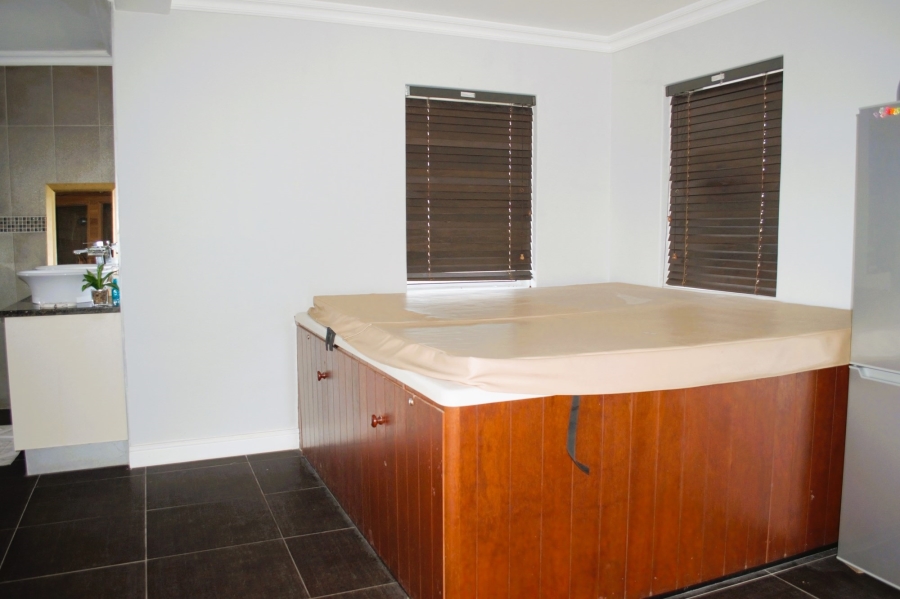 6 Bedroom Property for Sale in Perlemoenbaai Western Cape